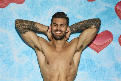 Love Island 2018: Adam Collard is the first contestant to get。